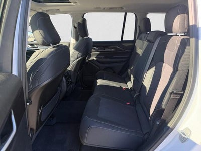 2023 Jeep Grand Cherokee Laredo 4x2