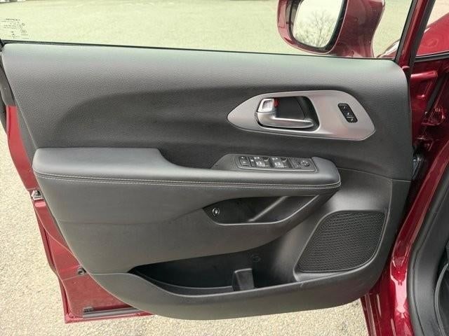 2022 Chrysler Pacifica Hybrid Touring L FWD