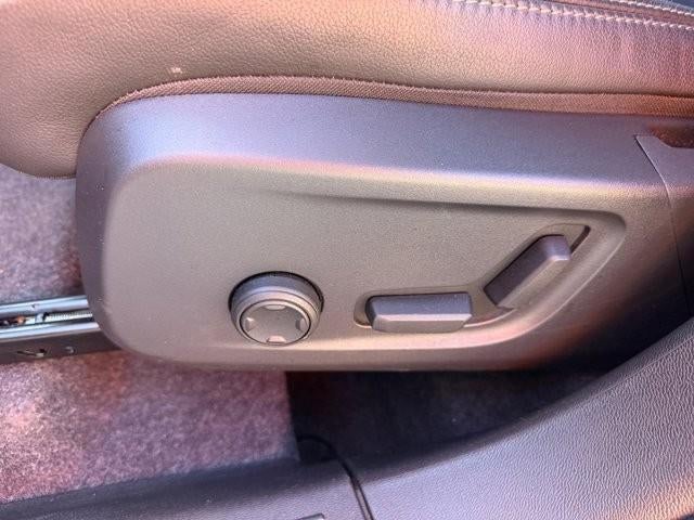 2025 Volvo XC40 B5 AWD Plus Bright Theme