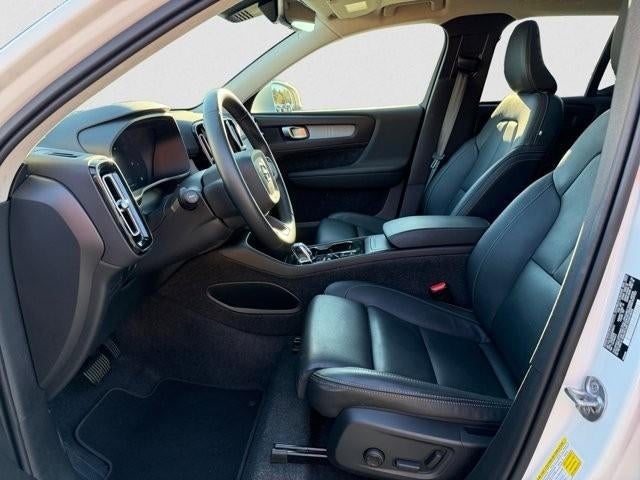 2025 Volvo XC40 B5 AWD Plus Bright Theme