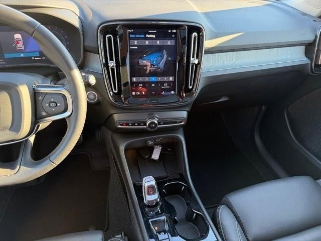 2025 Volvo XC40 B5 AWD Plus Bright Theme