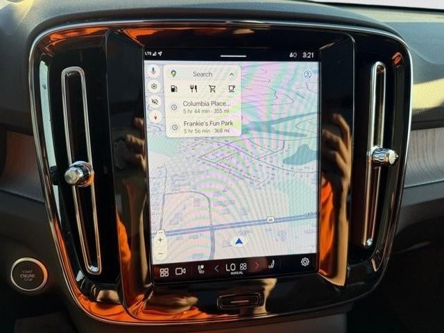 2025 Volvo XC40 B5 AWD Plus Bright Theme