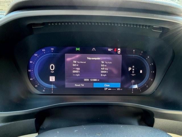 2023 Volvo XC40 B5 AWD Plus Dark Theme