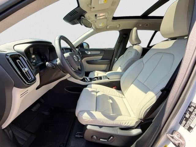 2023 Volvo XC40 B5 AWD Plus Dark Theme