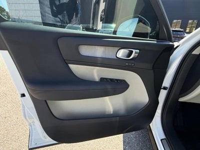 2023 Volvo XC40 B5 AWD Plus Dark Theme