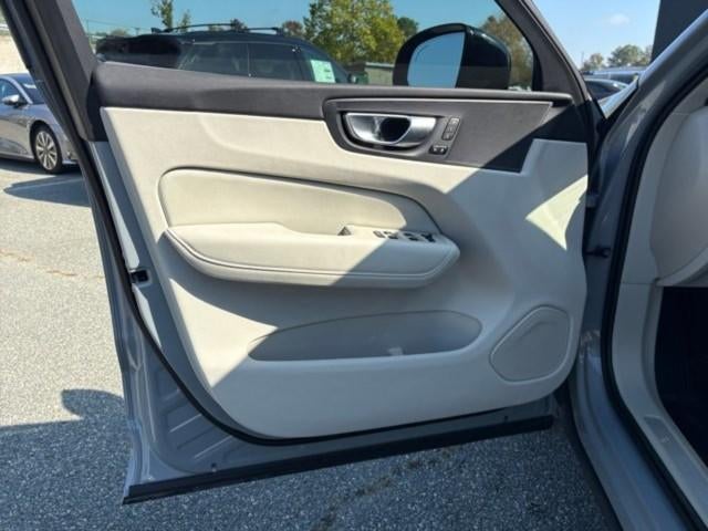 2025 Volvo XC60 B5 AWD Plus