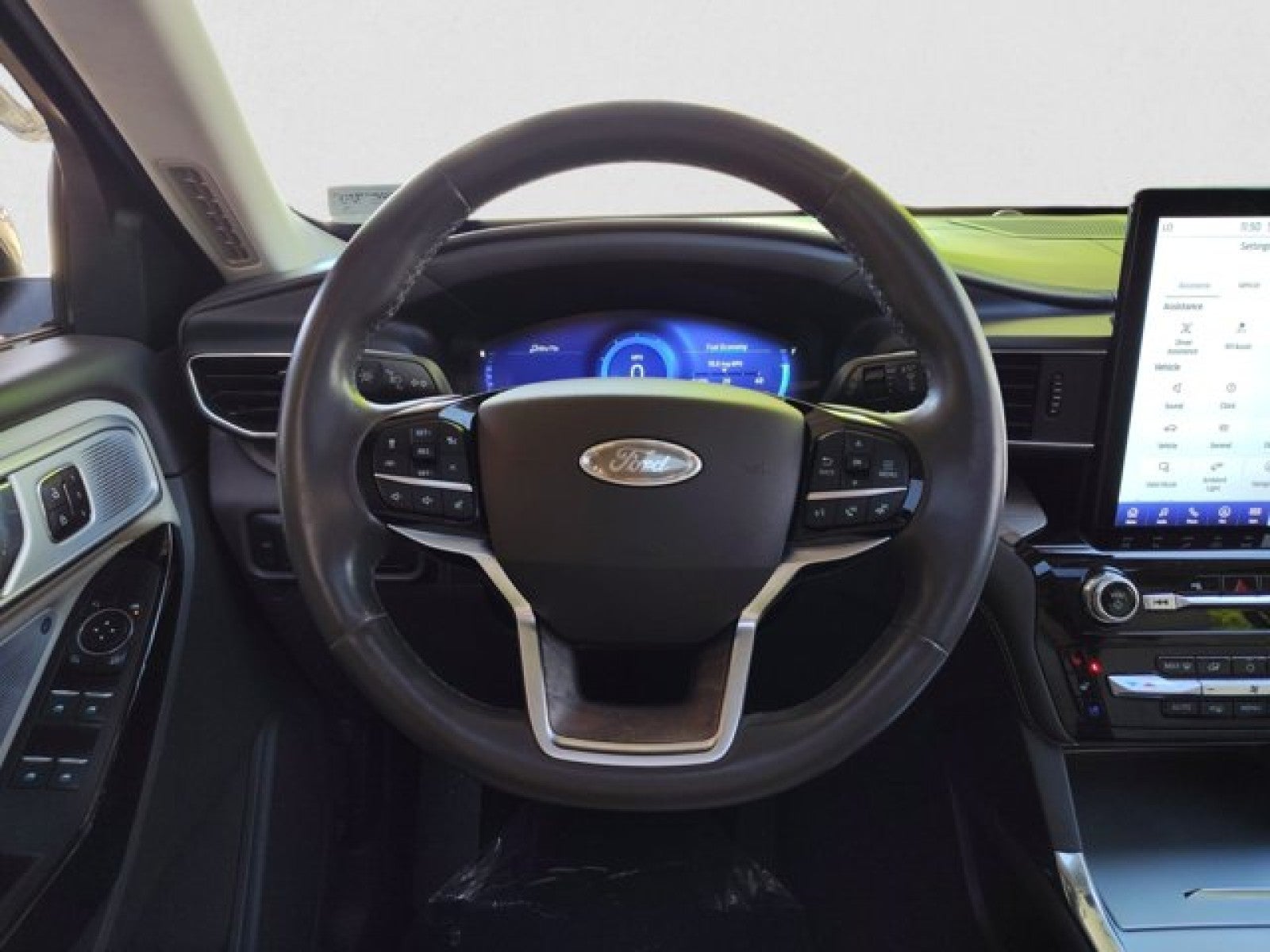 2022 Ford Explorer Platinum 4WD | Pano, Tech, bucket seats