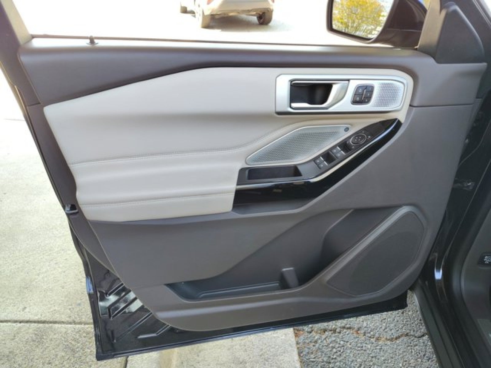 2022 Ford Explorer Platinum 4WD | Pano, Tech, bucket seats