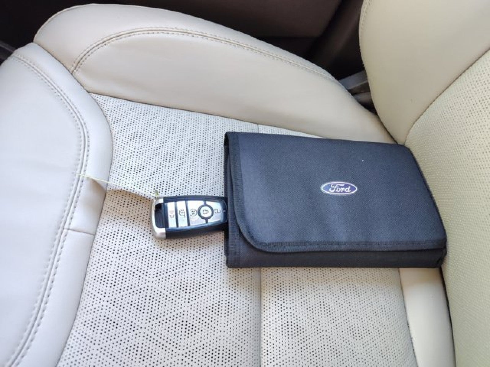 2022 Ford Explorer Platinum 4WD | Pano, Tech, bucket seats