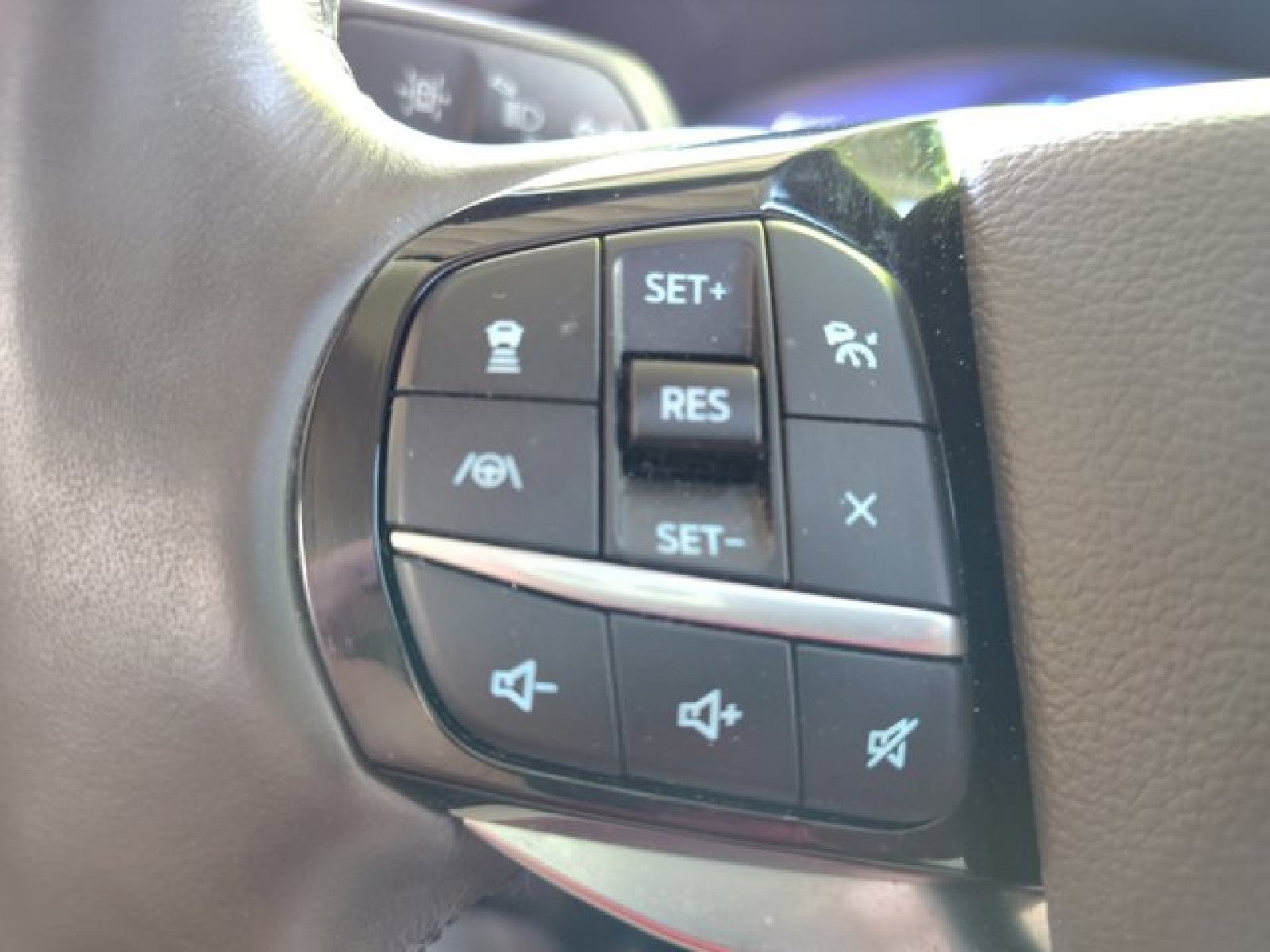 2022 Ford Explorer Platinum 4WD | Pano, Tech, bucket seats