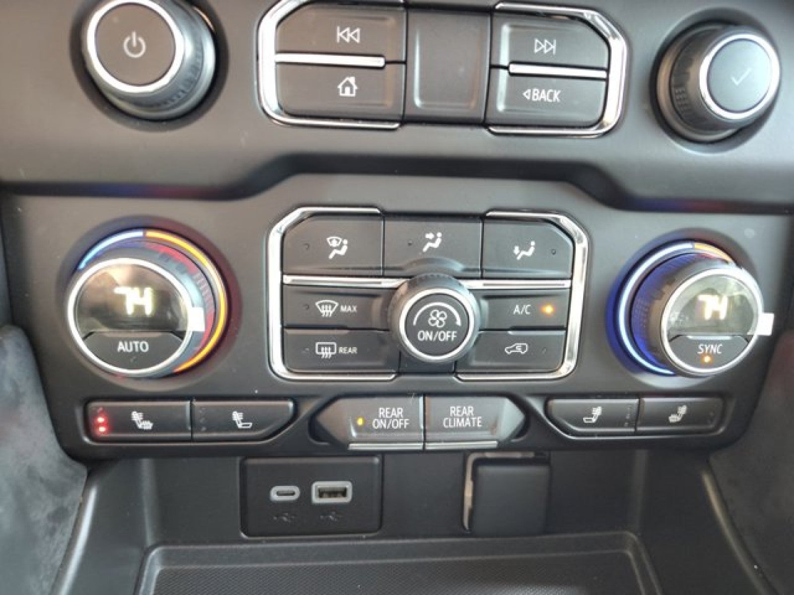 2023 Chevrolet Suburban LT | Signature, pano, bucket seats