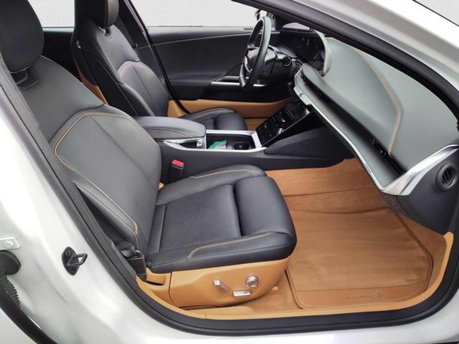 2024 Lucid Air Touring AWD | Tahoe interior, 20 Stealth Wheels