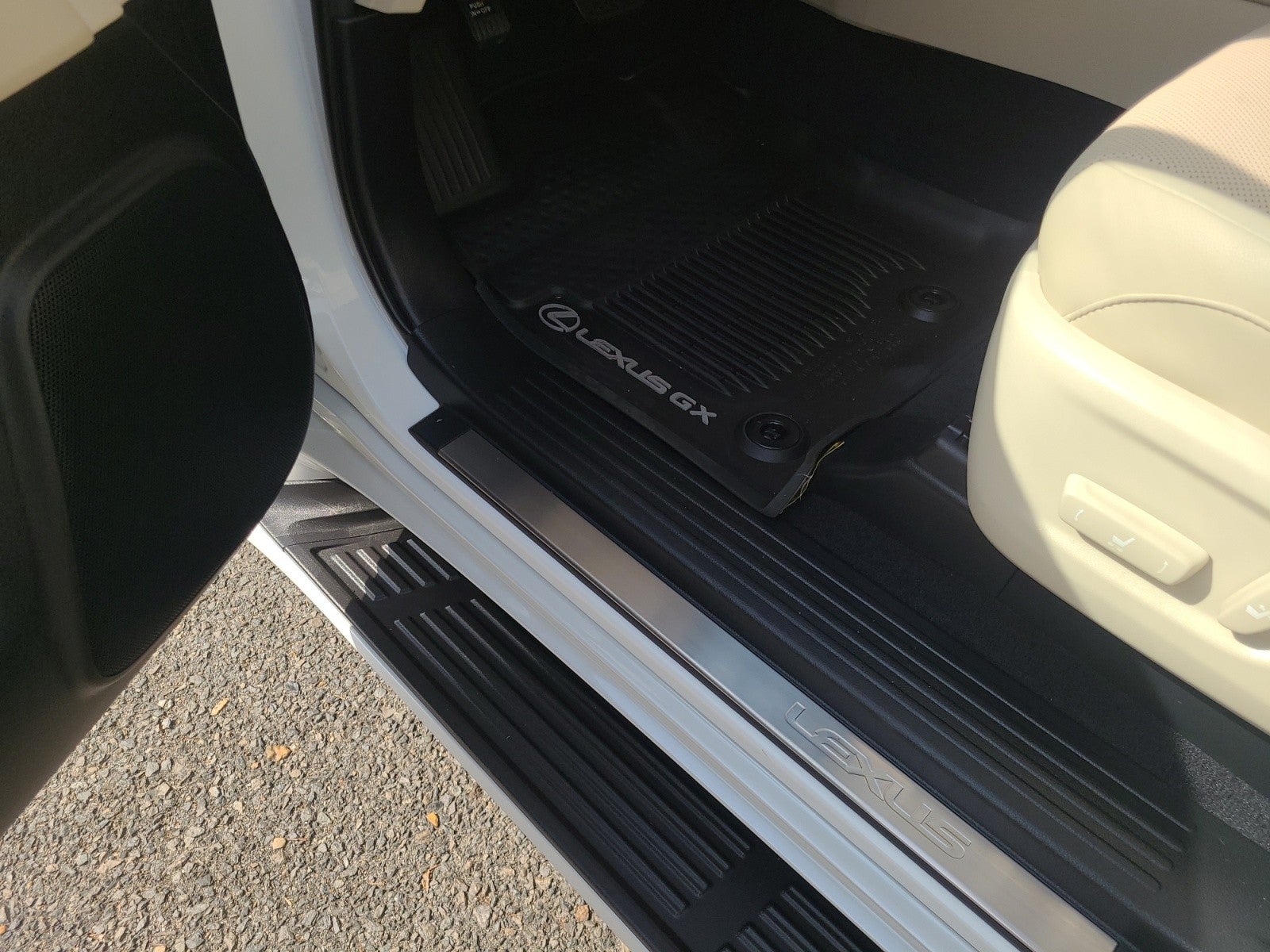 2023 Lexus GX GX 460 Premium 4WD | Captains Chairs