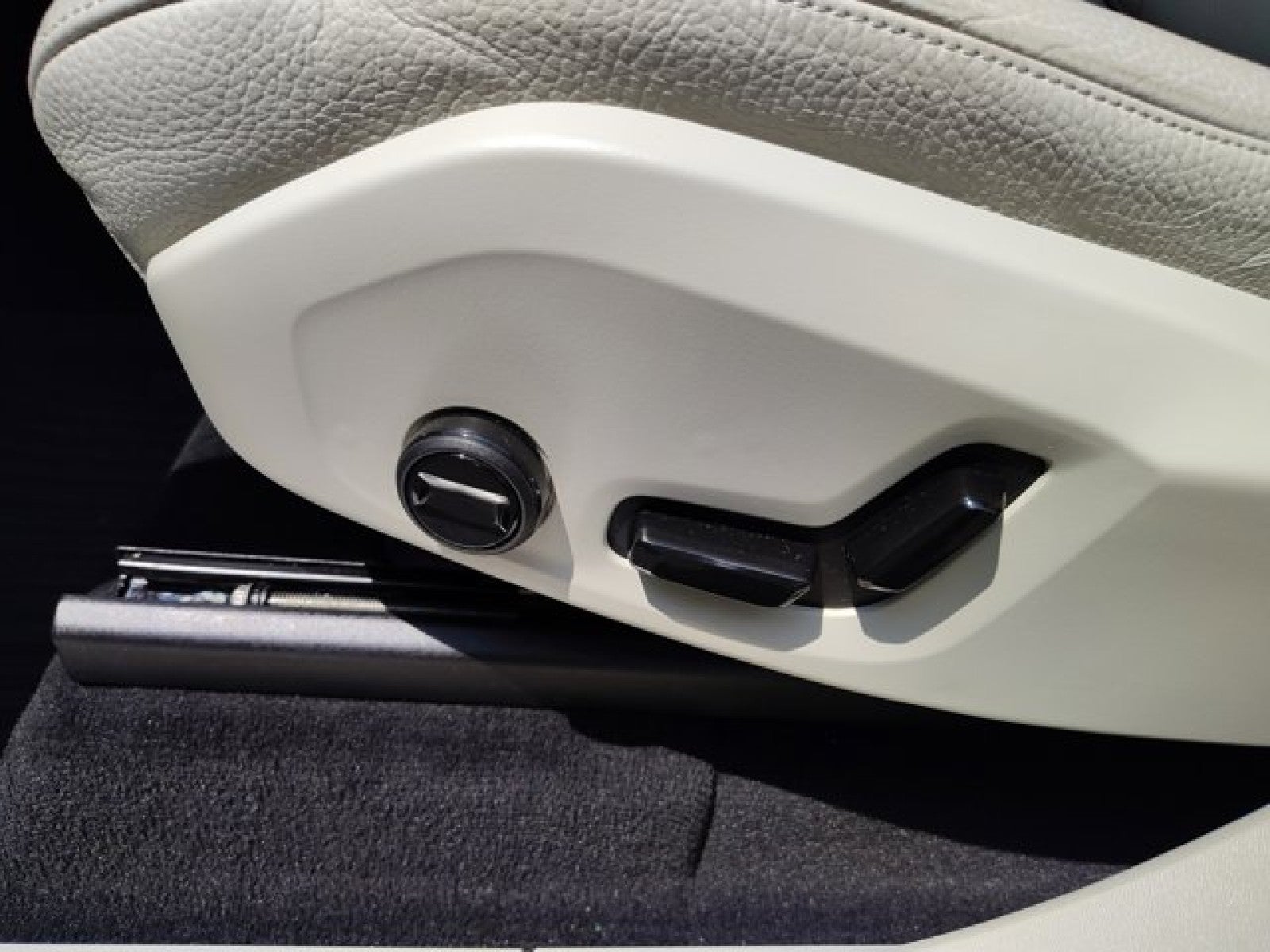 2023 Volvo XC90 B6 Plus AWD | Bucket seats, 21 wheels