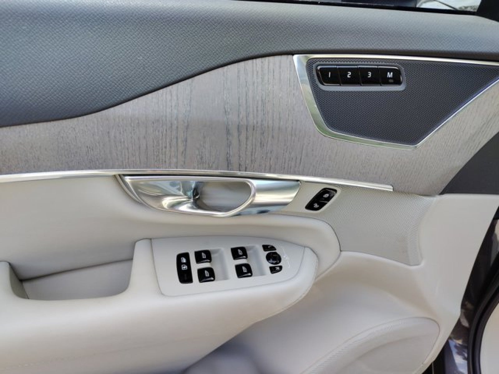 2023 Volvo XC90 B6 Plus AWD | Bucket seats, 21 wheels