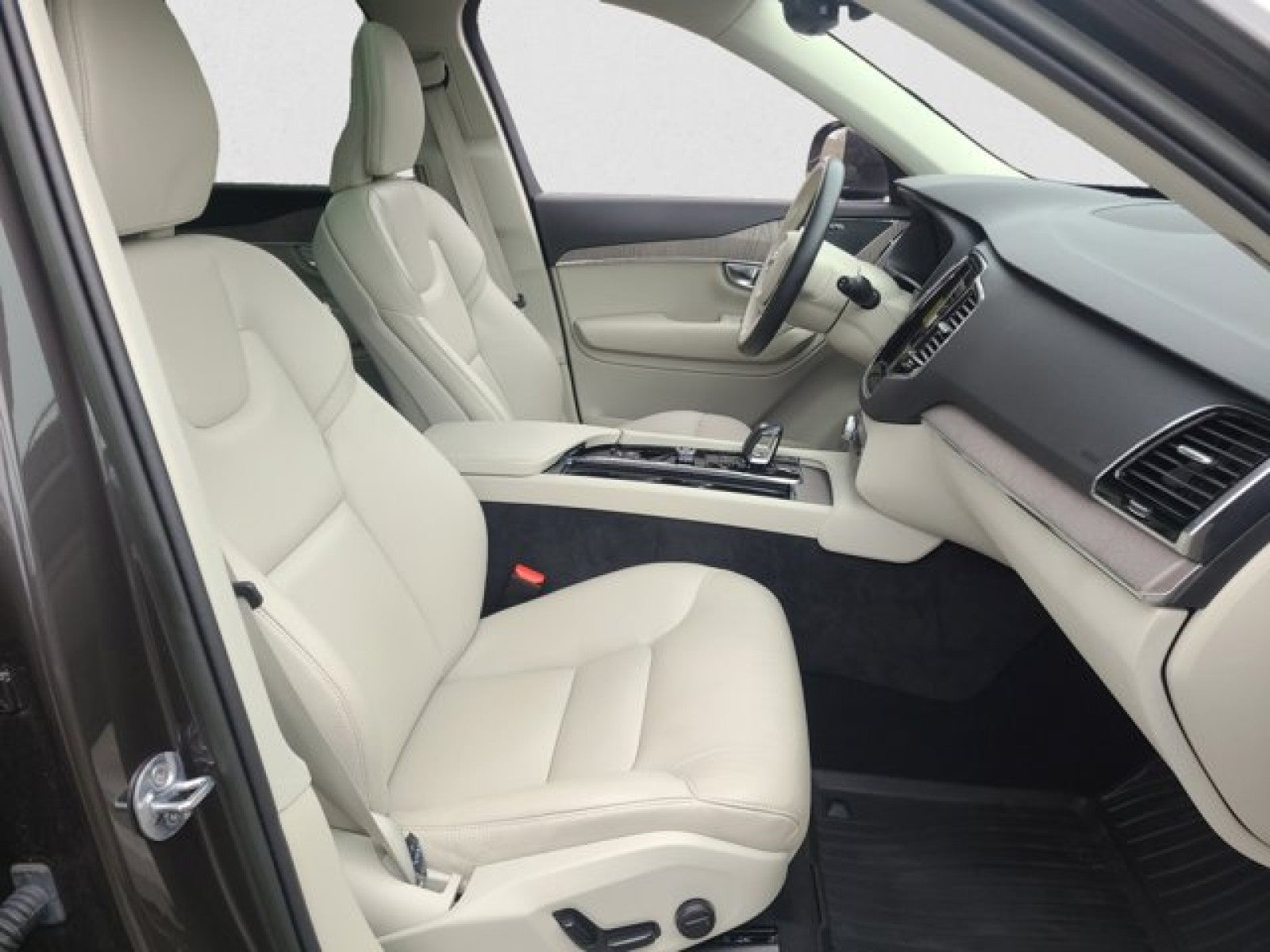 2023 Volvo XC90 B6 AWD Plus