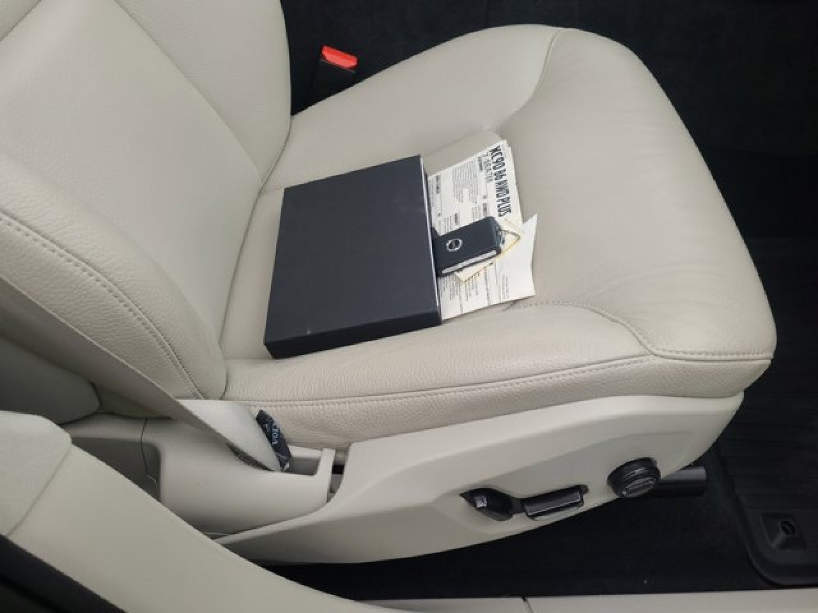 2023 Volvo XC90 B6 AWD Plus