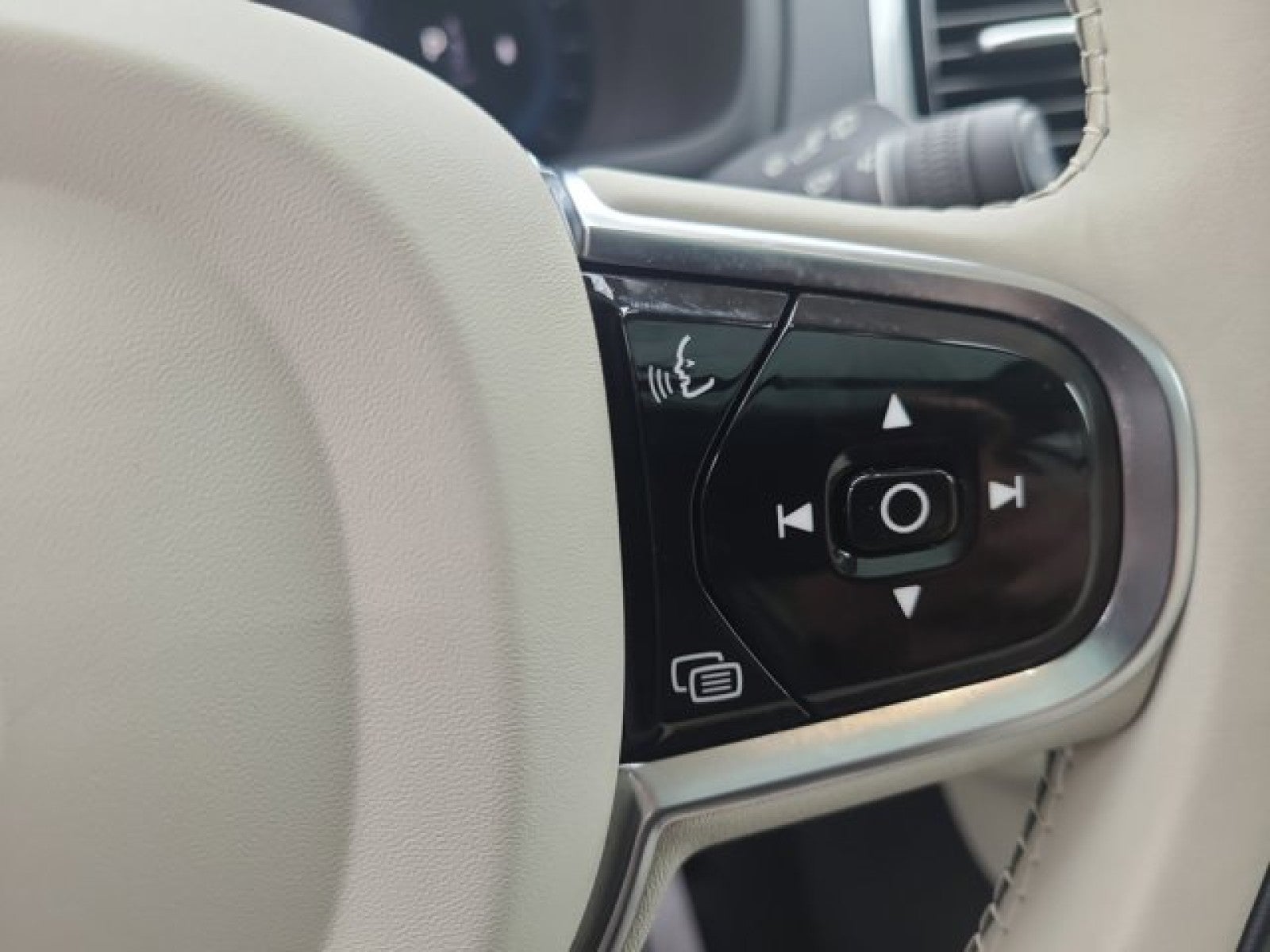 2023 Volvo XC90 B6 AWD Plus