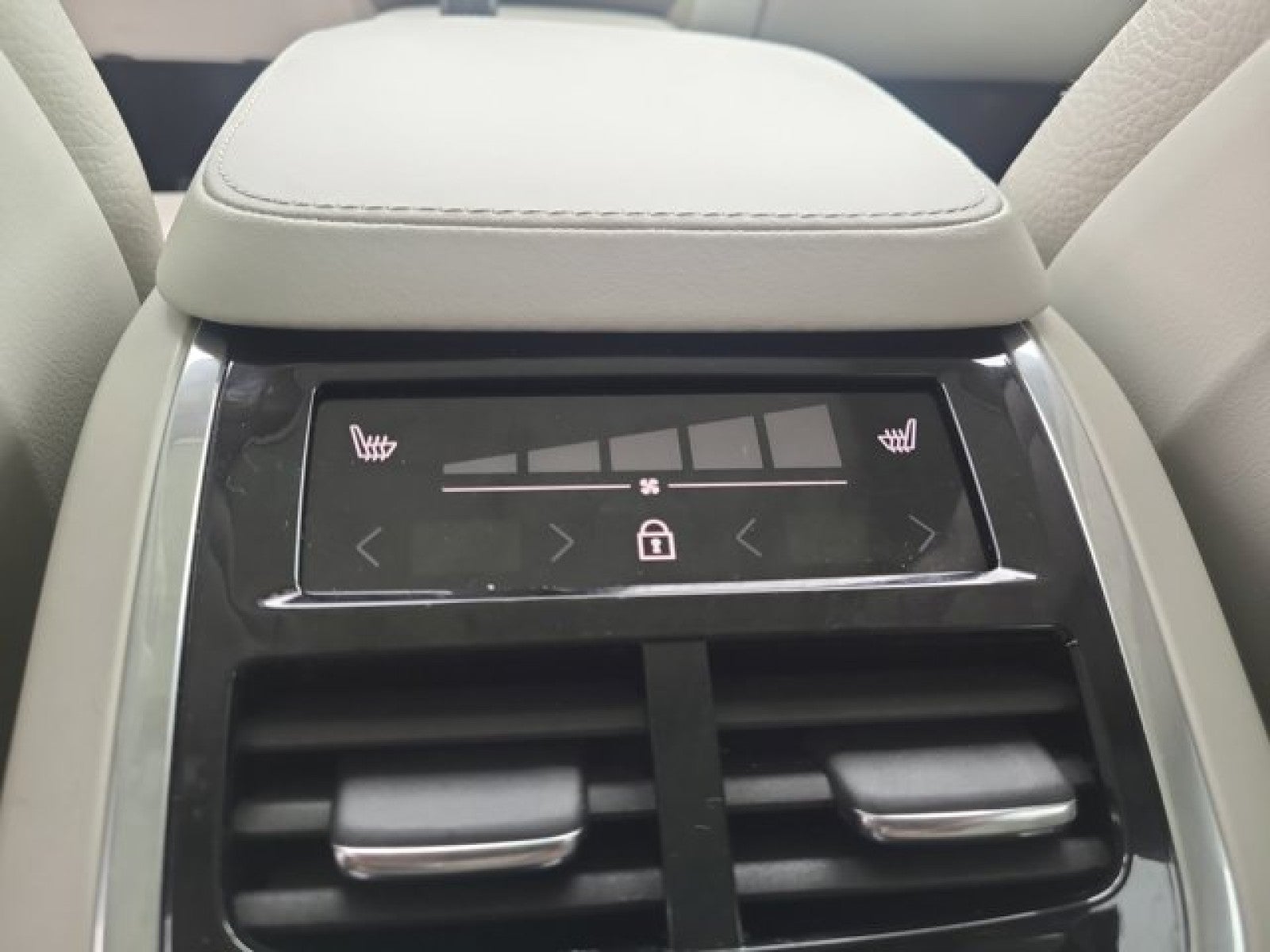 2023 Volvo XC90 B6 AWD Plus