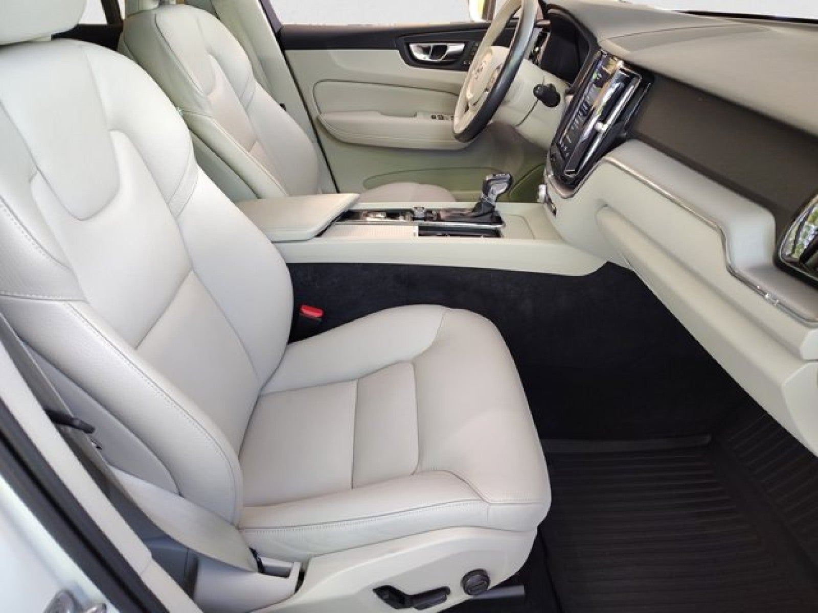 2020 Volvo XC60 Momentum T5 AWD
