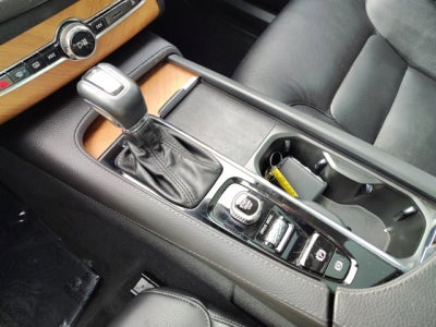 2021 Volvo XC90 T6 Momentum AWD | Bucket seats, Advanced