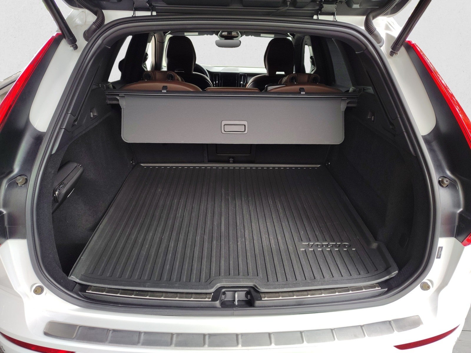 2023 Volvo XC60 Plus Dark Theme