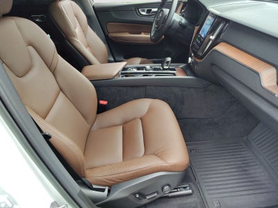 2023 Volvo XC60 Plus Dark Theme