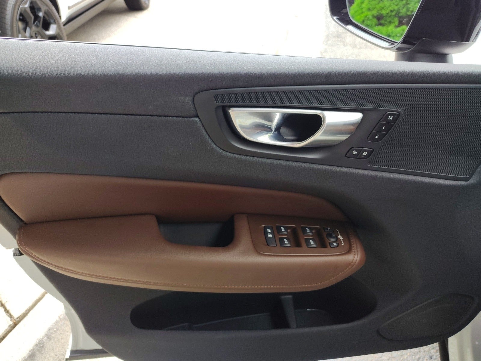 2023 Volvo XC60 Plus Dark Theme