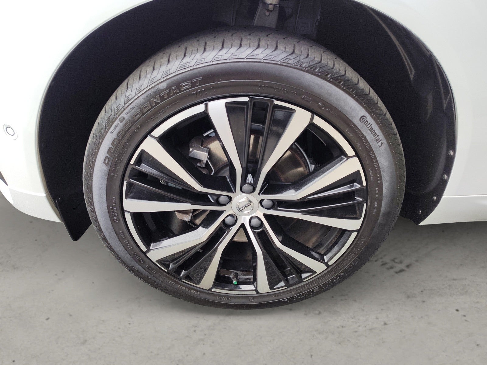 2023 Volvo XC60 Plus Dark Theme