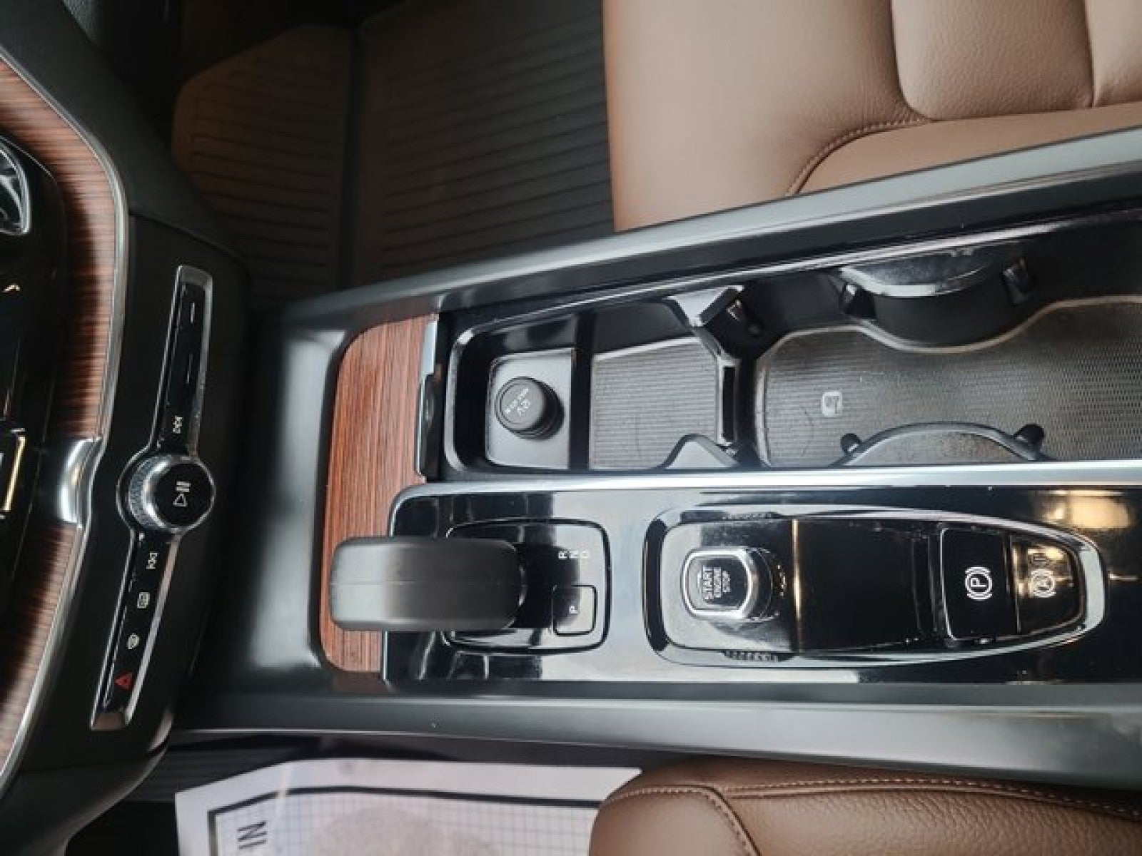 2023 Volvo XC60 AWD Plus Dark Theme