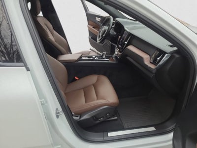 2023 Volvo XC60 AWD Plus Dark Theme