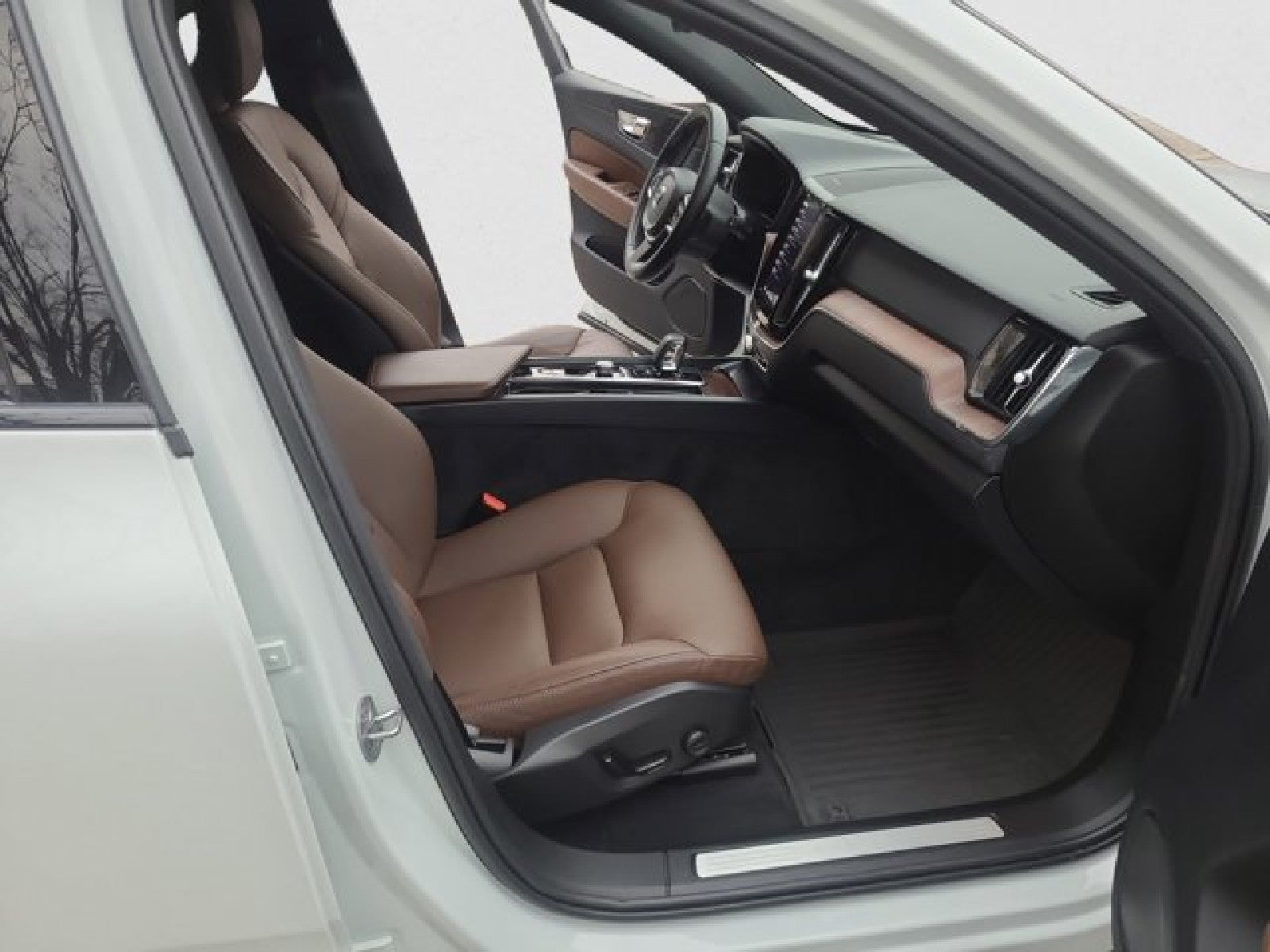 2023 Volvo XC60 AWD Plus Dark Theme