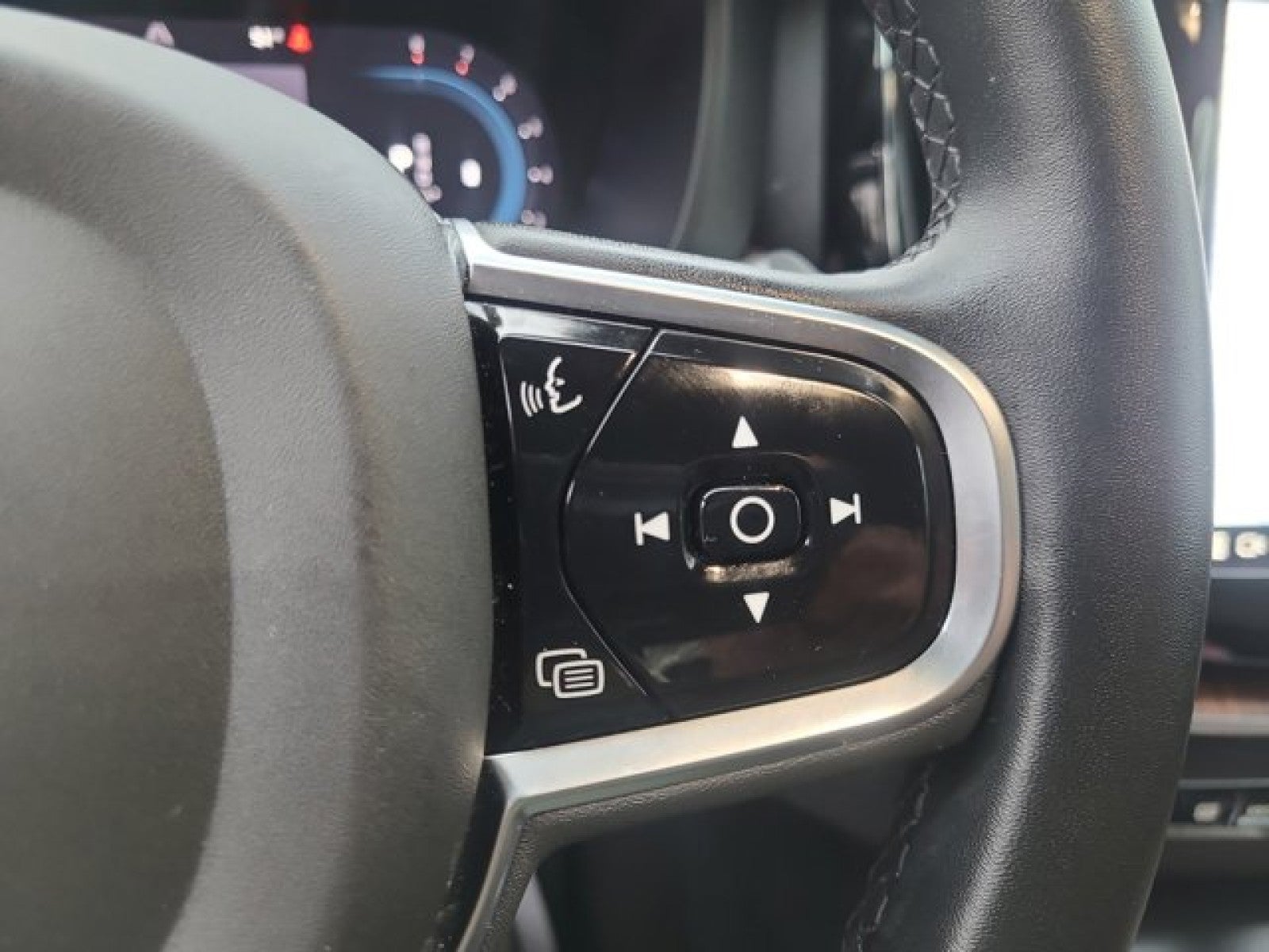 2023 Volvo XC60 AWD Plus Dark Theme