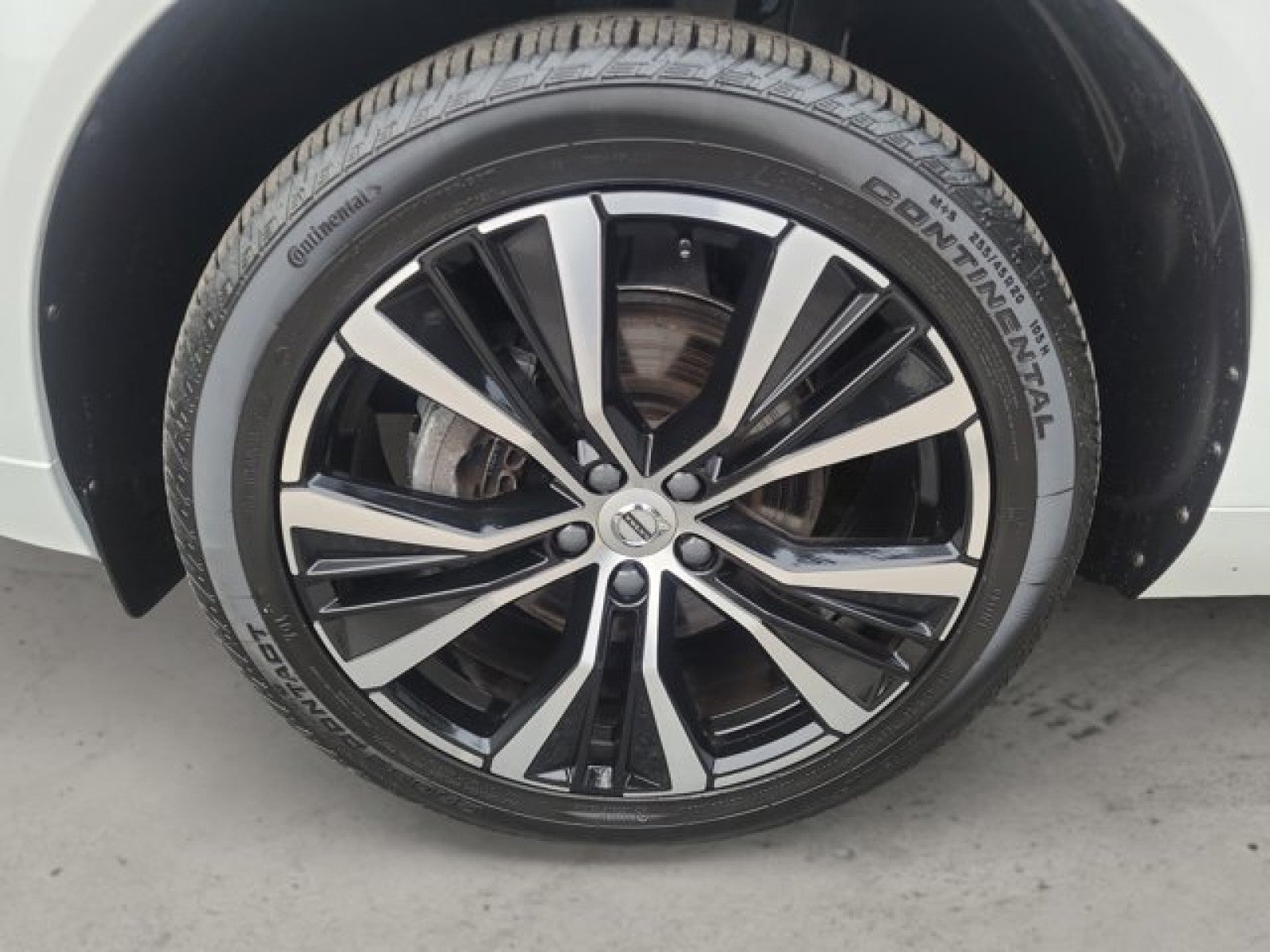 2023 Volvo XC60 AWD Plus Dark Theme