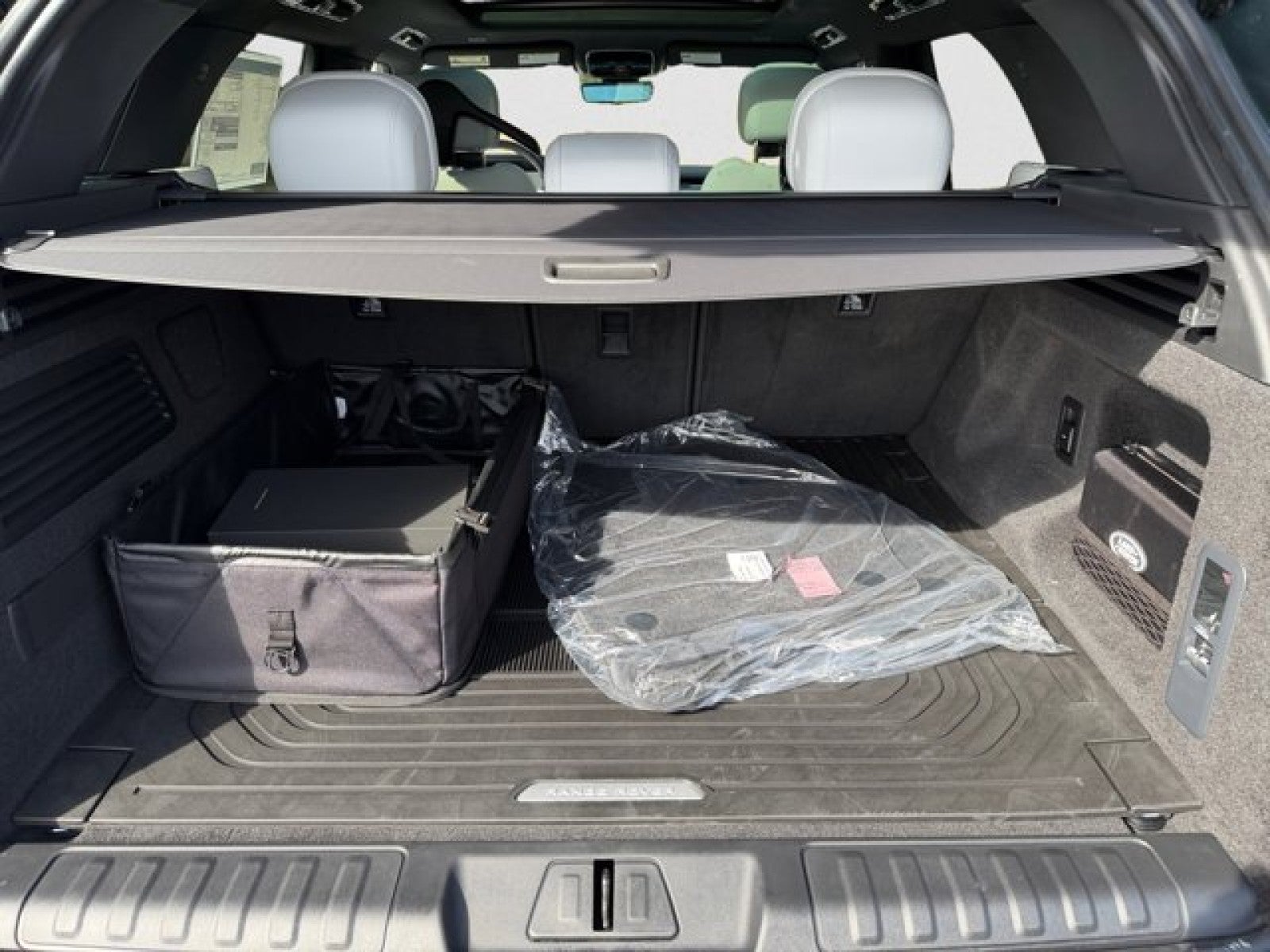 2026 Land Rover Range Rover Sport SE