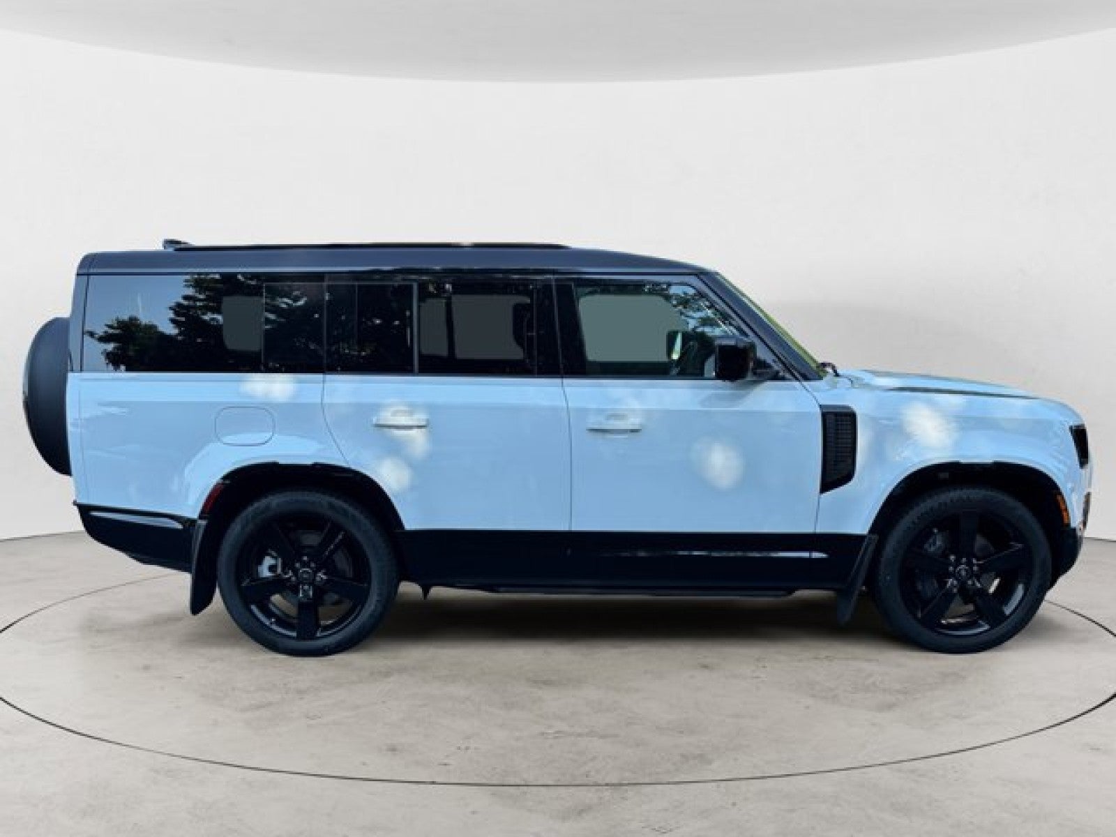 2025 Land Rover Defender X-Dynamic SE