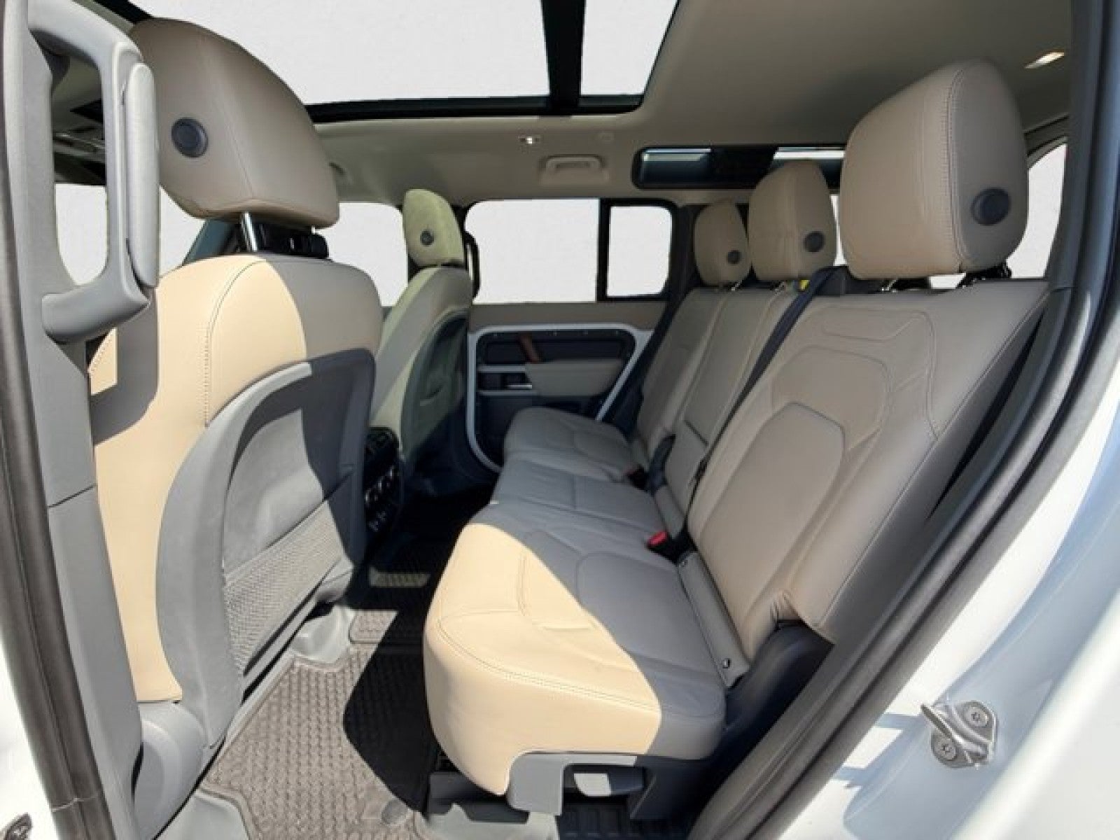 2024 Land Rover Defender - Third row S