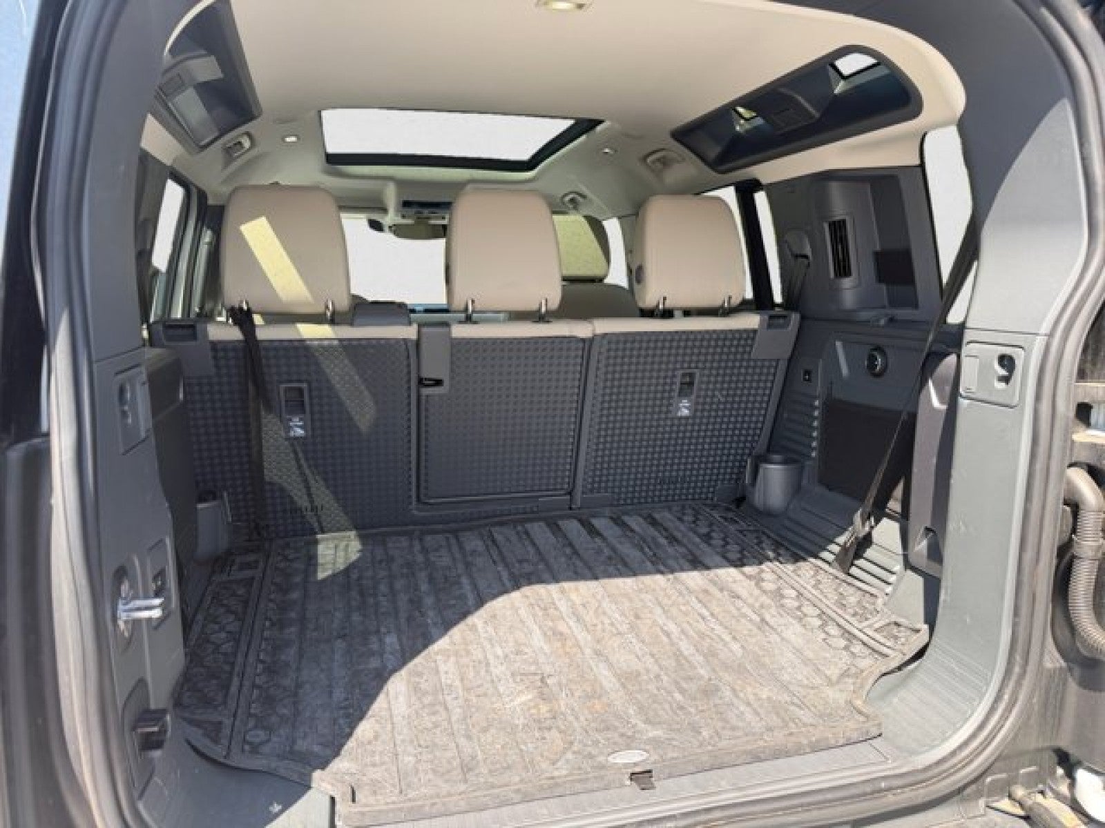 2024 Land Rover Defender - Third row S