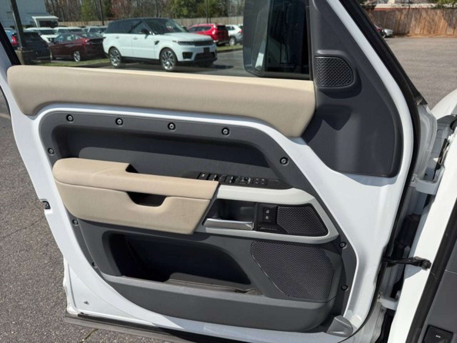 2024 Land Rover Defender - Third row S