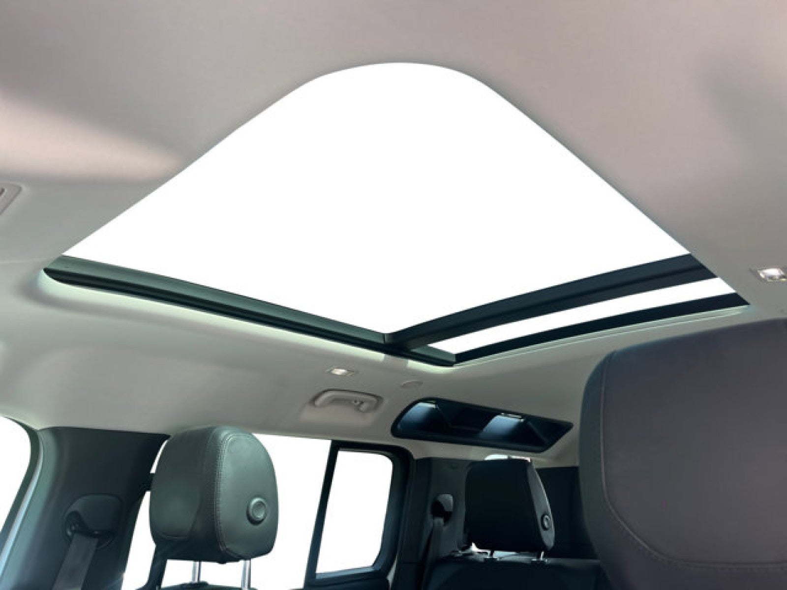 2020 Land Rover Defender SE