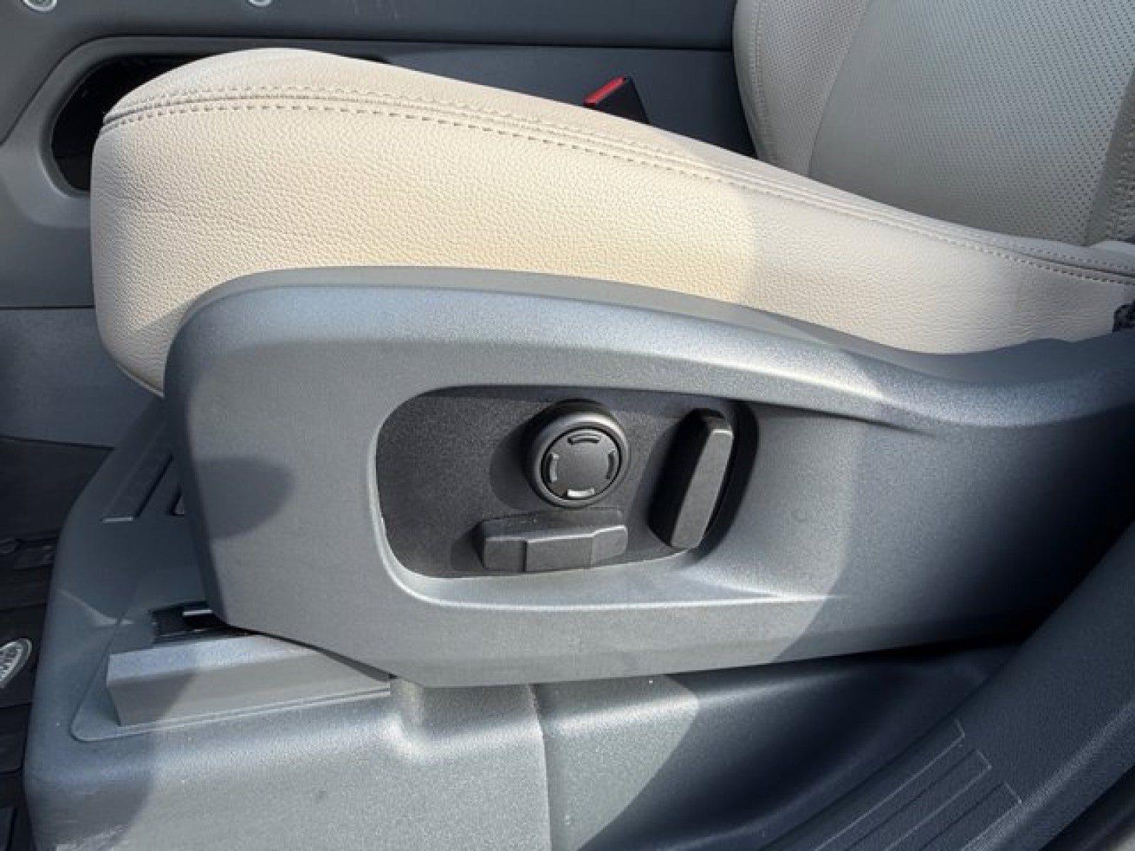 2023 Land Rover Defender SE 11O SE AWD