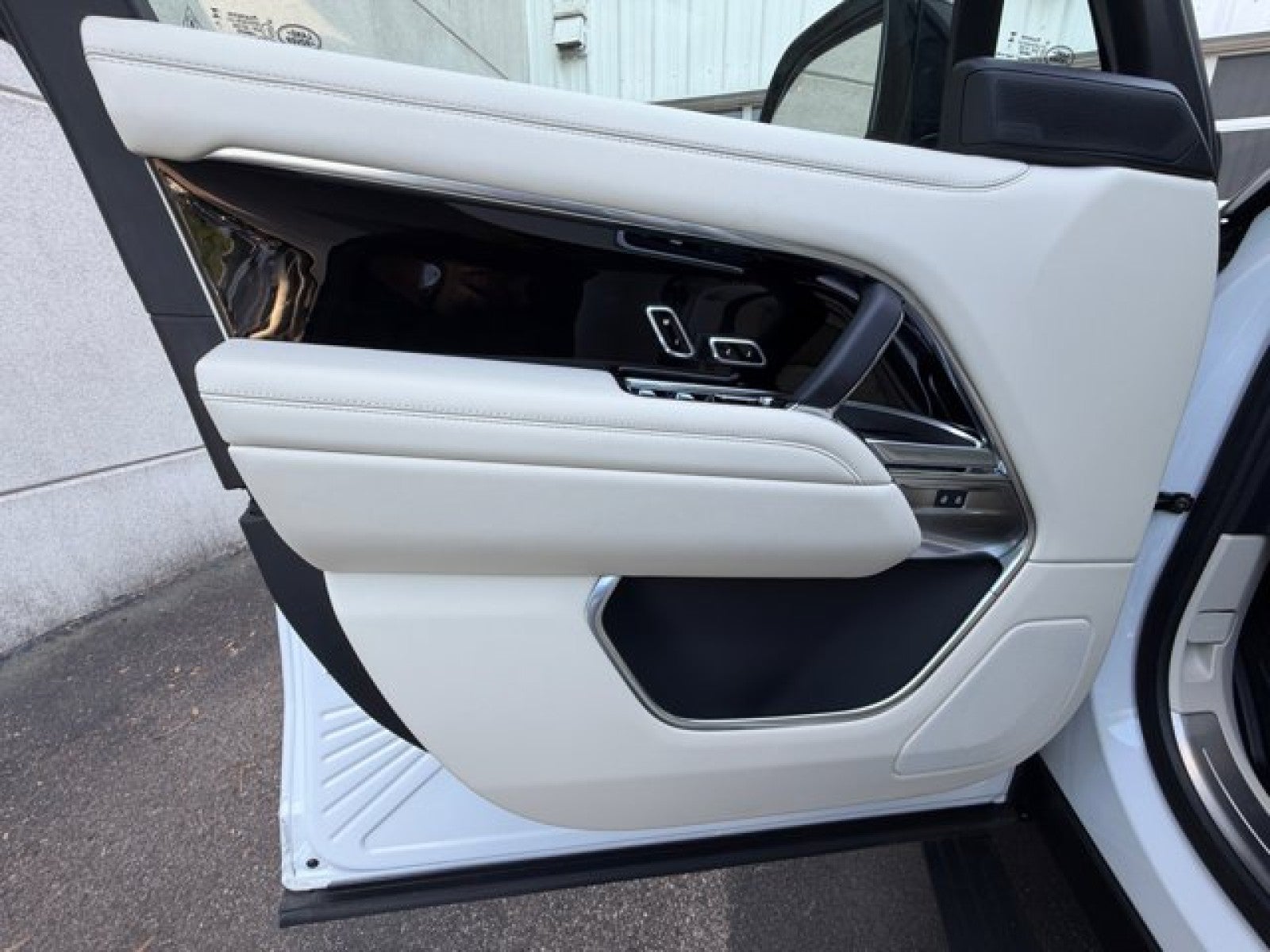 2025 Land Rover Range Rover SE