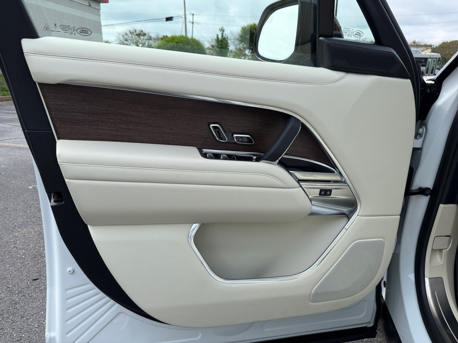 2025 Land Rover Range Rover SE