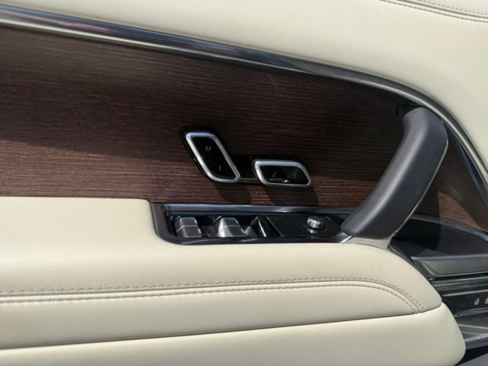 2023 Land Rover Range Rover SE LWB | 7 Seats