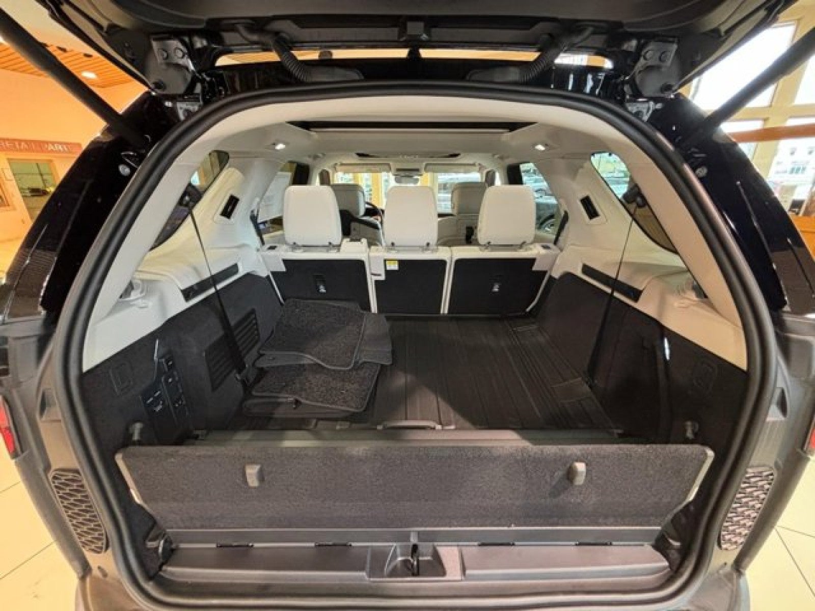 2024 Land Rover Discovery S