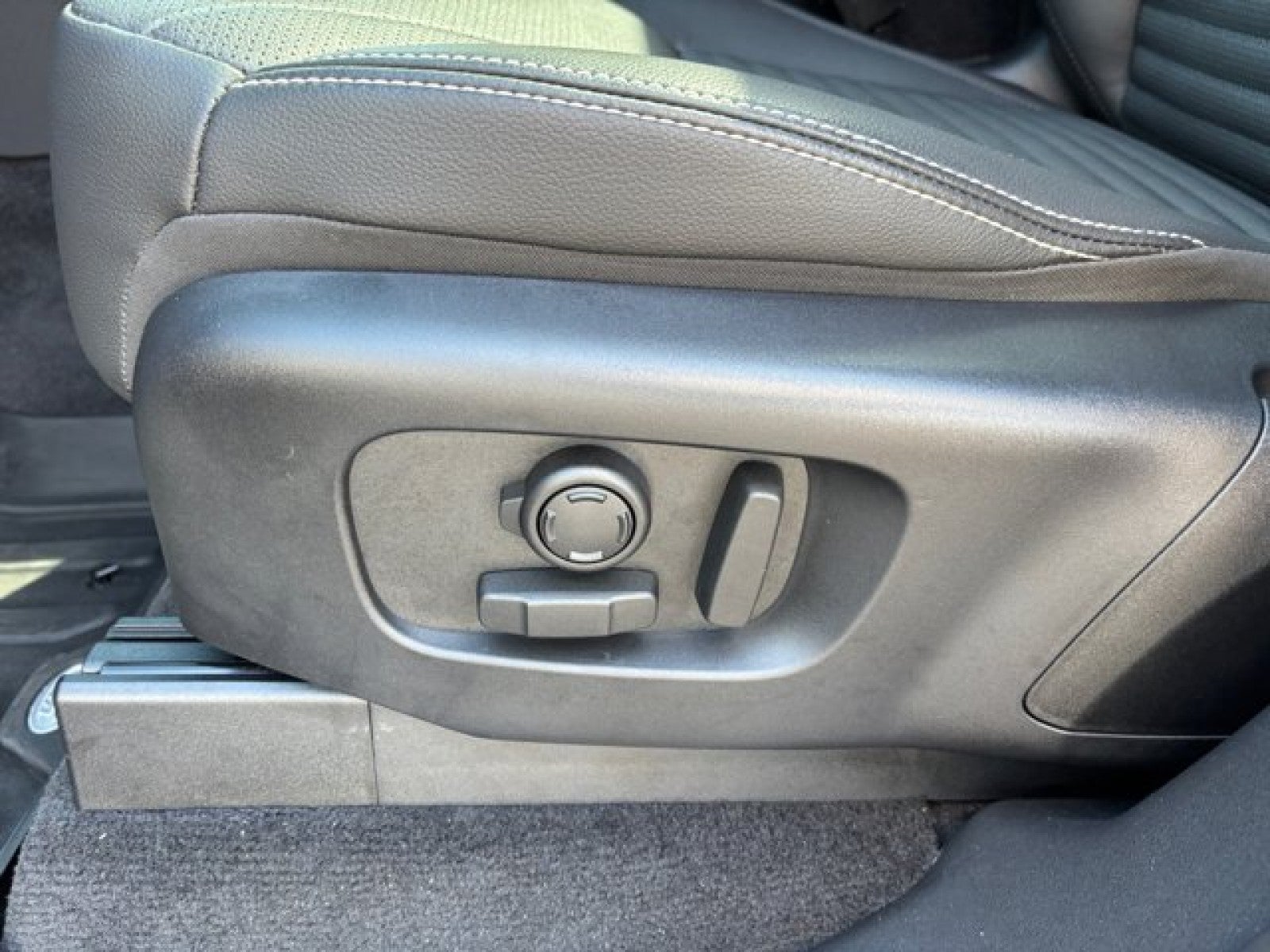 2024 Land Rover Discovery S