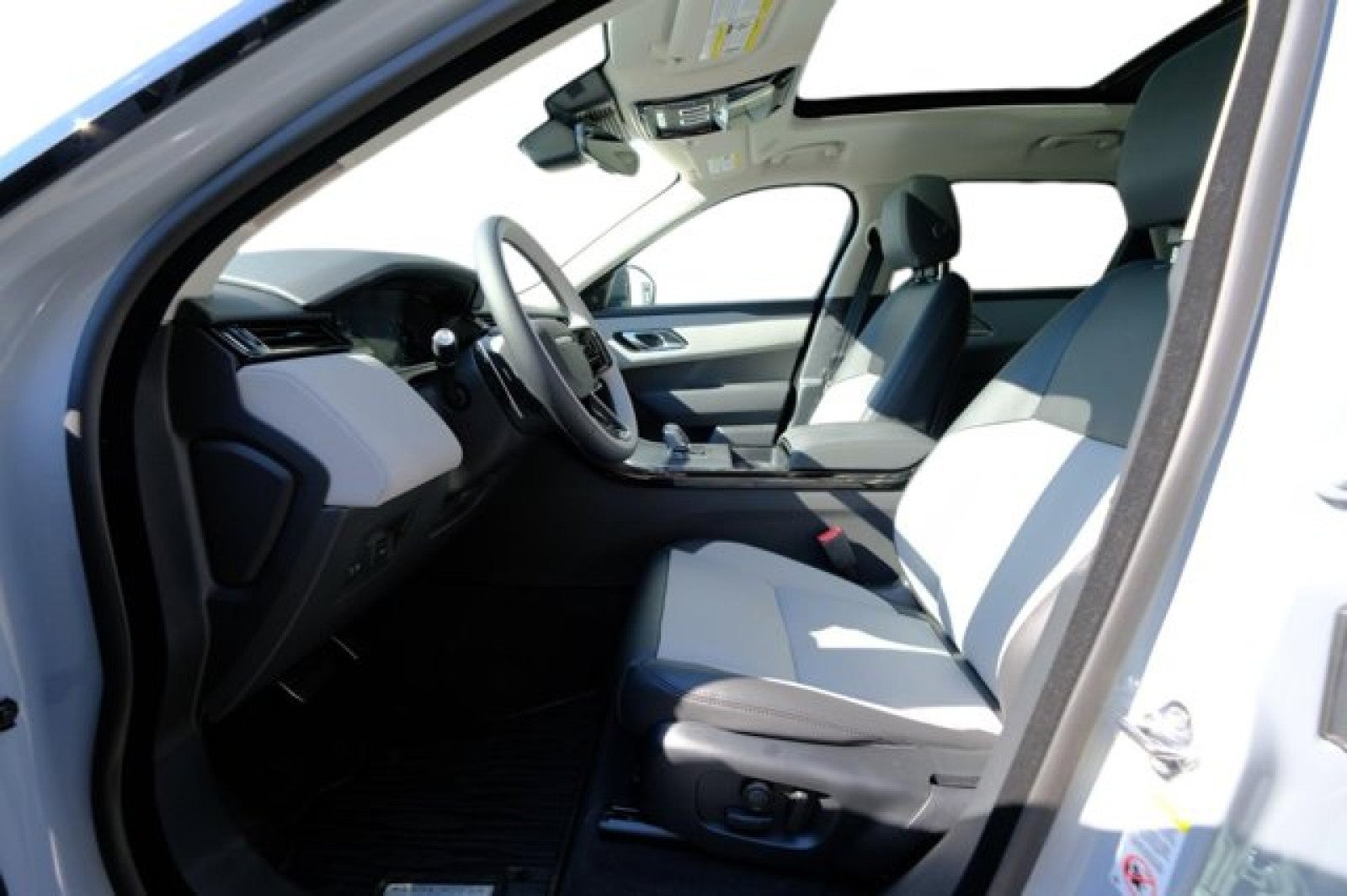 2025 Land Rover Range Rover Velar Dynamic SE